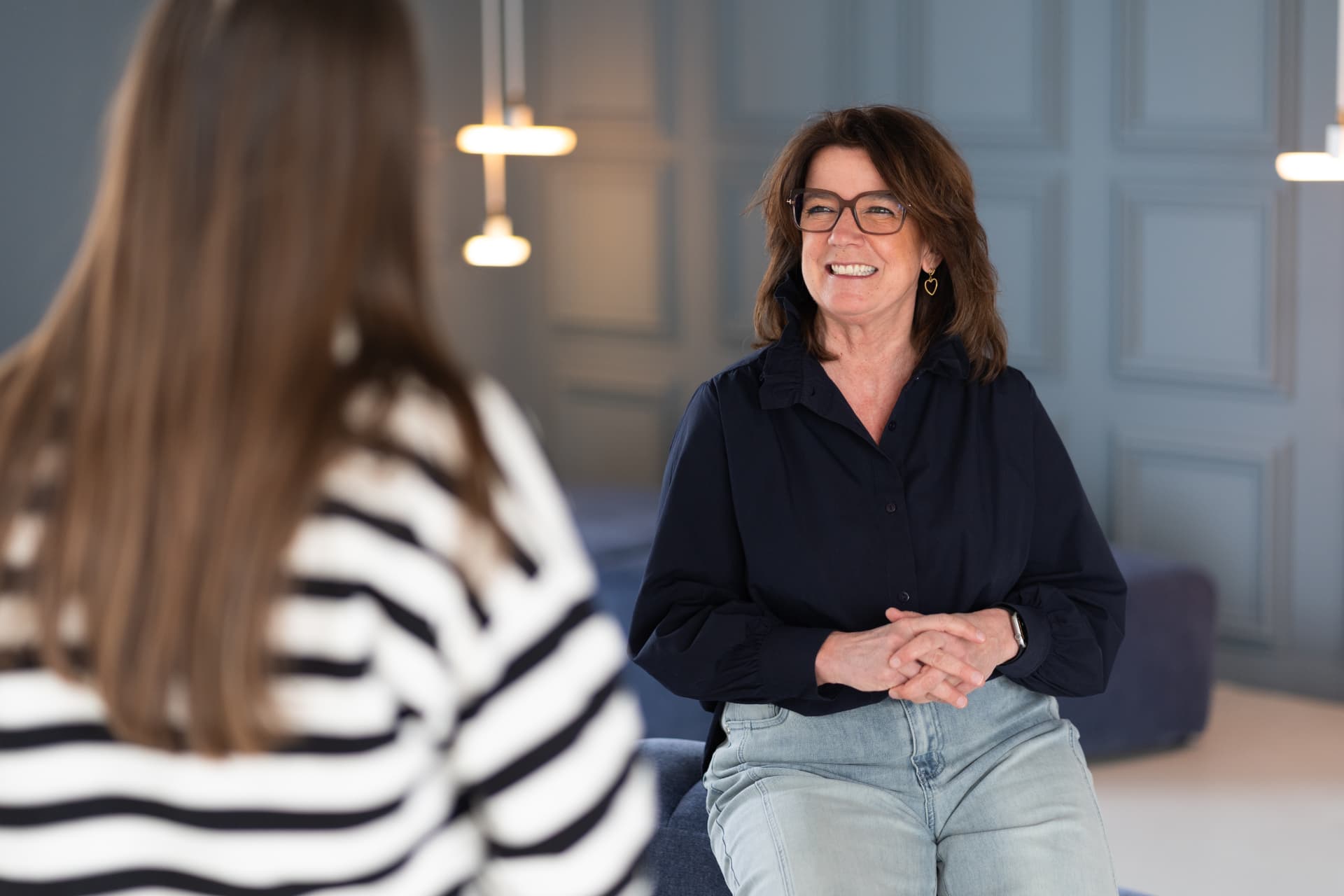 Jacqueline in gesprek met een klant