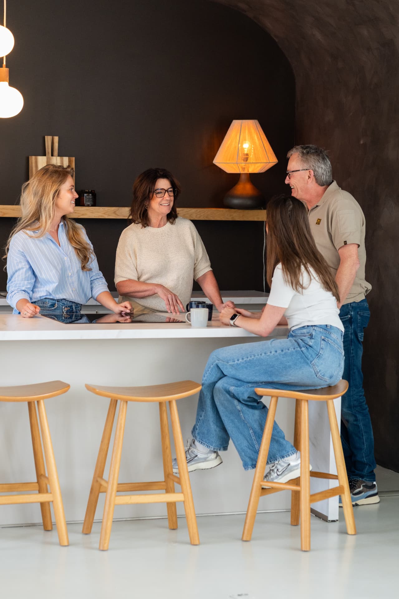 Jacqueline met klanten in de keuken
