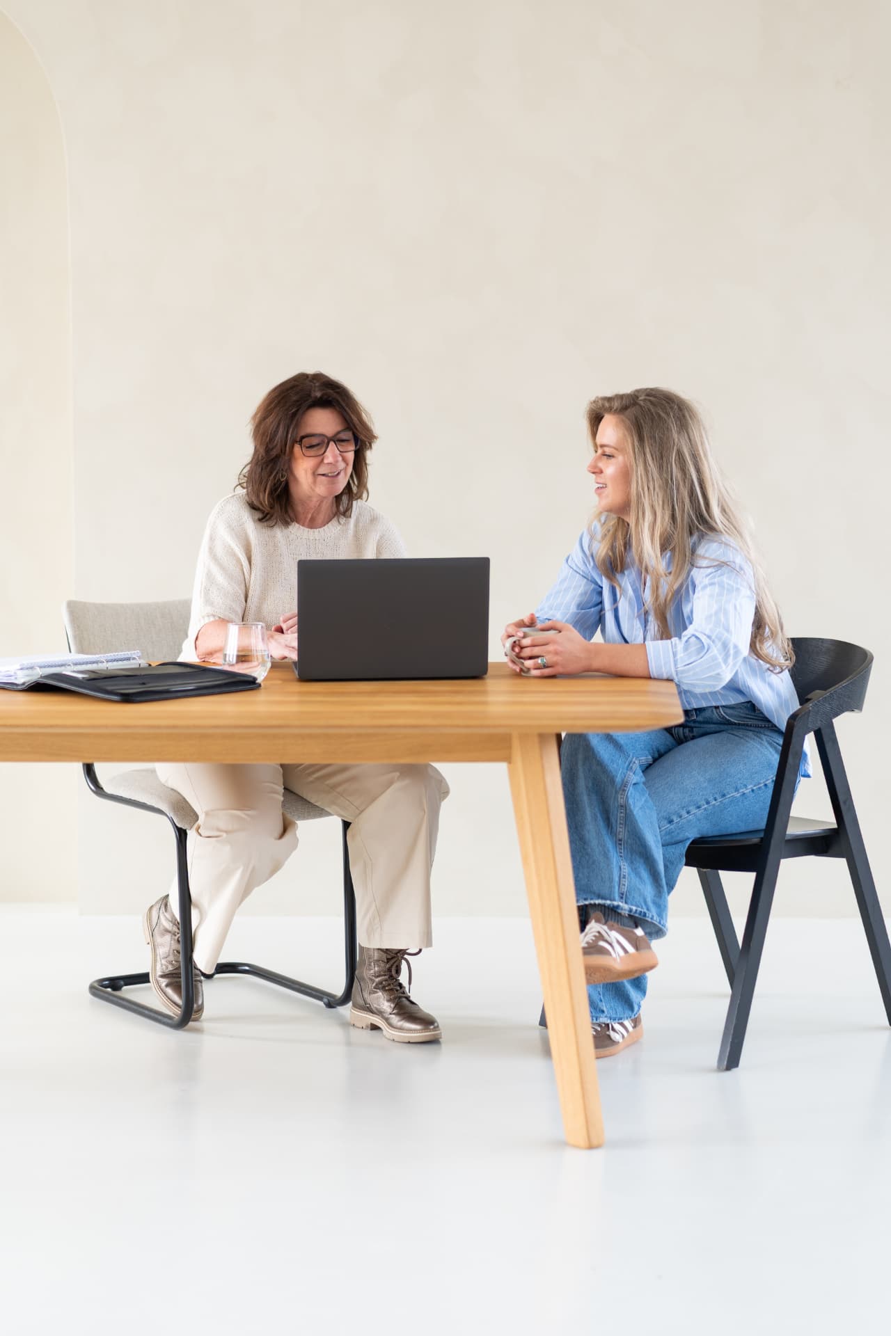 Jacqueline in gesprek met klanten aan de tafel
